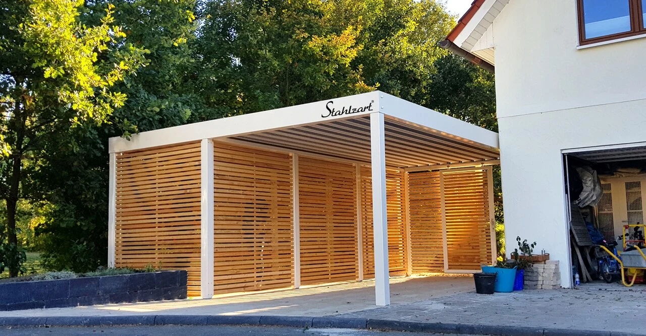 Witte metalen carport met houten lamellen en berging