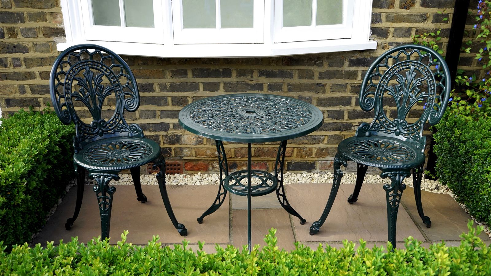 Metalen tuintafel en stoelen met decoratief sierwerk