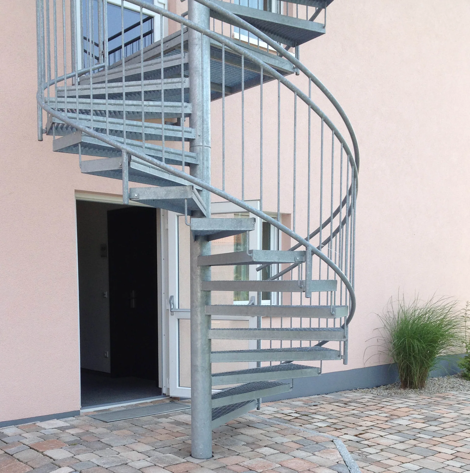 Verzinkte stalen buitentrap met spil en verticale balustrade