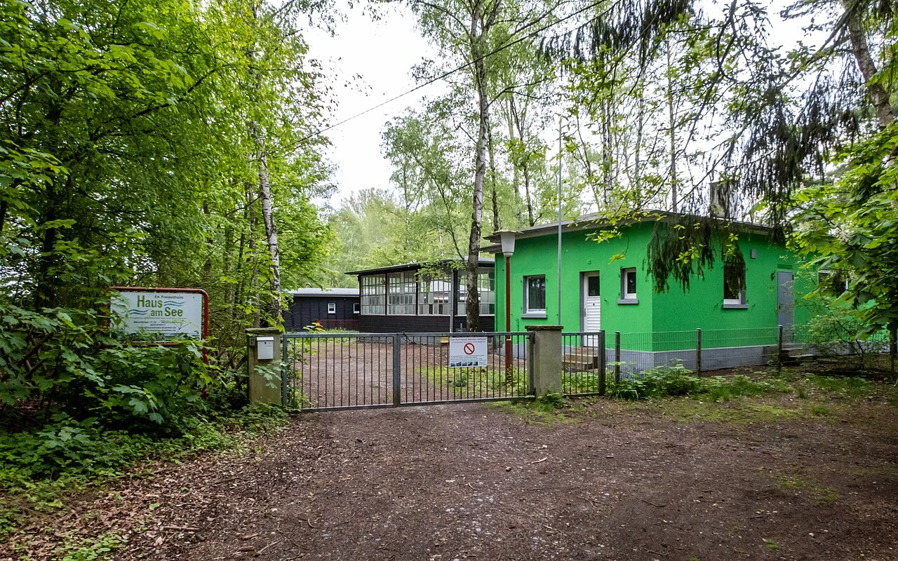 Stalen toegangspoort met brede en smalle doorgang voor een gebouw