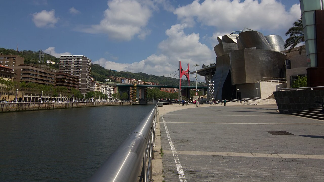 Inox handgreep langs een kade in Bilbao