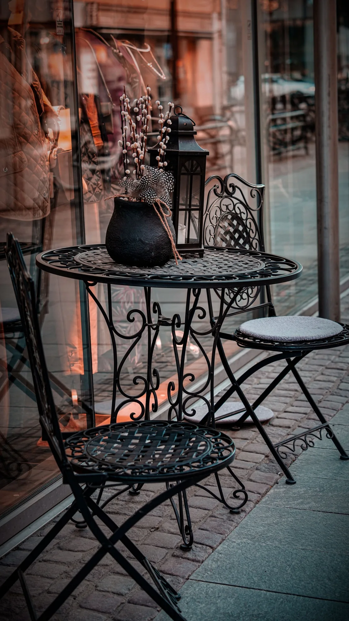 Sierlijke metalen tafel en stoelen met gebogen details