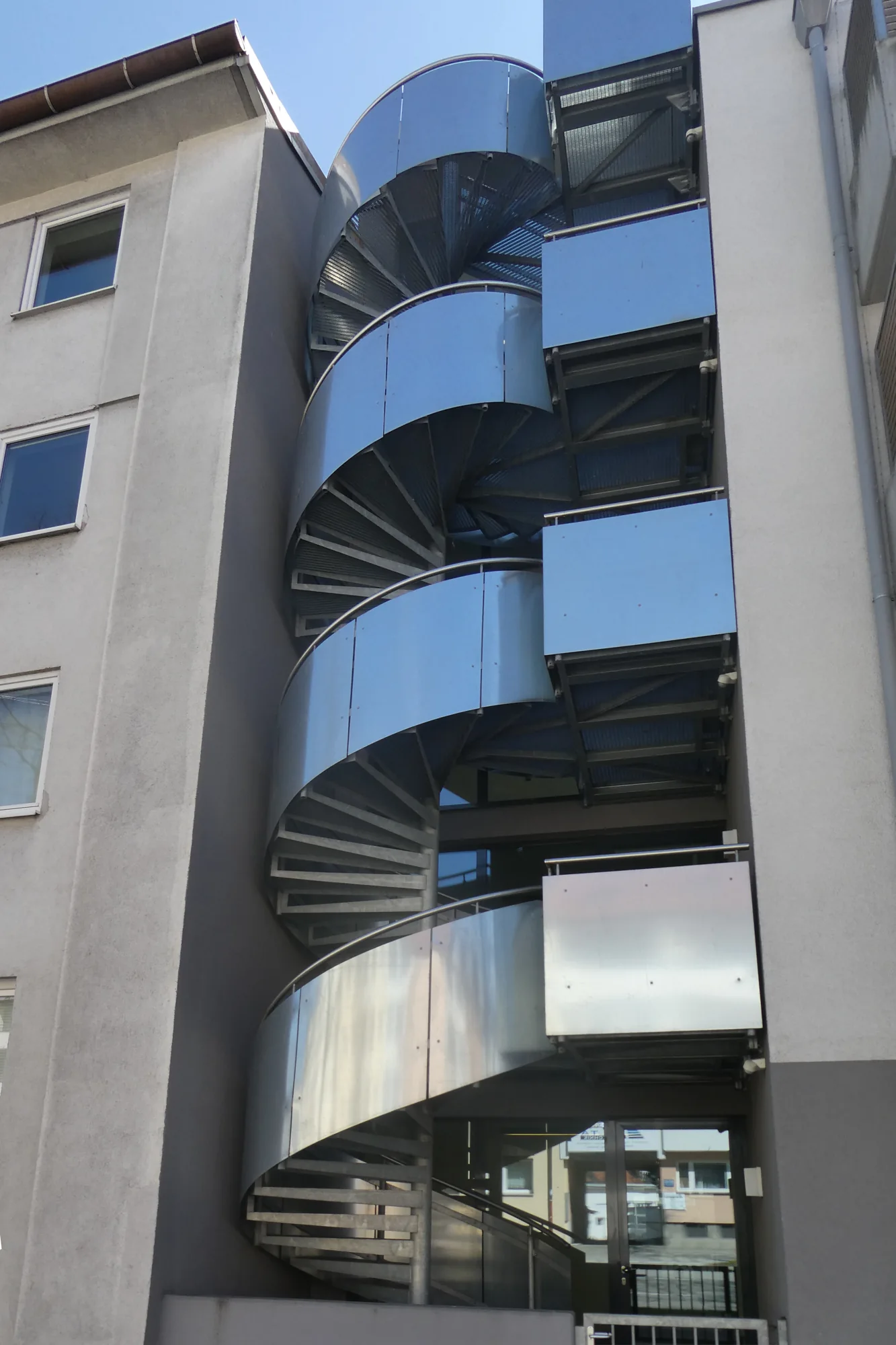 Stalen spiltrap met gebogen gesloten borstwering aan een gebouw in München
